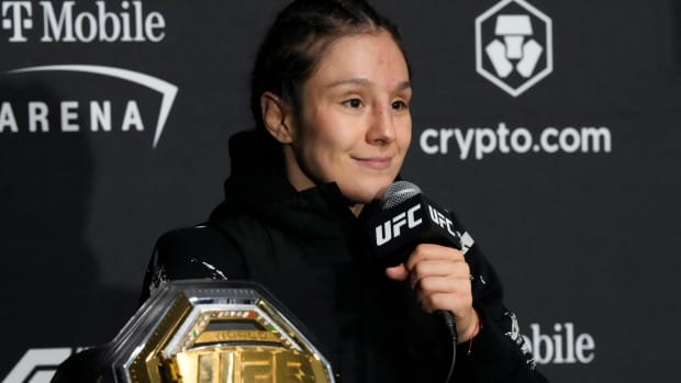 Alexa Grasso de México en conferencia de prensa tras conseguir el título mosca de la UFC ante Valentina Schevchenko